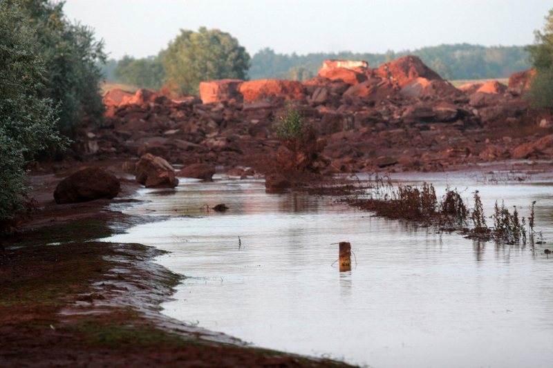 Illustration for article titled Revisiting the Small Village That Was Completely Devastated By Toxic Red Sludge
